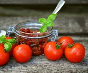 В сезона на слънчевите домати – време е за консервиране!