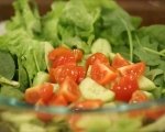 Зелена салата с маслини и чери домати 2