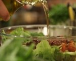 Зелена салата с маслини и чери домати 3