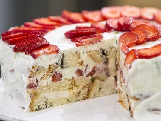 Козуначена торта с ягоди
