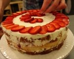 Козуначена торта с ягоди 9