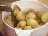 Салата с печени чушки и пресни картофи 4
