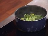 Супа от броколи с кашкавалени пурички