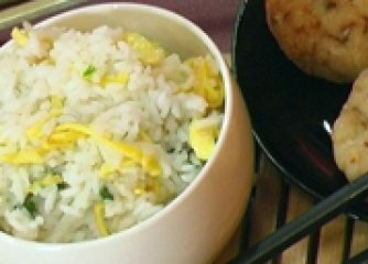 Ориз с пресен лук и яйца