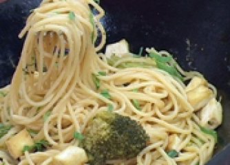 Спагети с броколи, фъстъчено масло и лук
