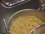 Спагети с броколи, фъстъчено масло и лук