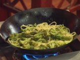 Спагети с броколи, фъстъчено масло и лук 5