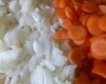 Червена леща с моркови и лук