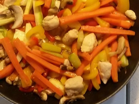 Пилешко със зеленчуци и соев сос