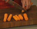 Топла салата от моркови и ябълки