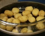 Салата от пресни картофи и маринован лук 3