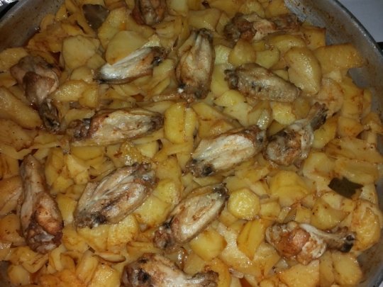 Картофи на фурна с пилешки крилца