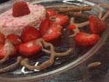Бисквитена ягодова торта с шоколад