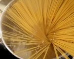 Спагети с кайма и маслини