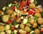 Зеленчуци с кренвирши на тиган 5