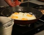 Пържени яйца с млечен сос