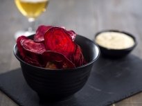 Чипс от червено цвекло с таханов сос