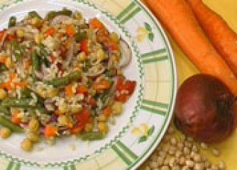 Оризова салата със зеленчуци