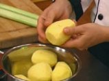 Пълнени картофи със зеленчуци в сос от сирене