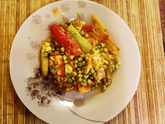 Риба със зеленчуци и доматен сос 