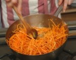 Пикантна салата от моркови 4