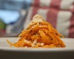 Пикантна салата от моркови 5