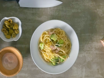 Лимонови спагети с броколи и риба тон