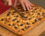 Фокача с печен чесън и маслини 10