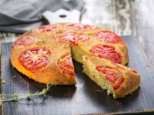Обърнат царевичен кейк с домати