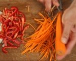 Скариди с броколи, моркови и червена чушка 3
