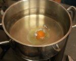 Поширани яйца върху царевични бисквити 14