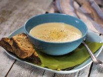 Лучена крем супа с „Ементал“