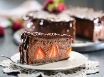 Шоколадова мус торта с ягоди