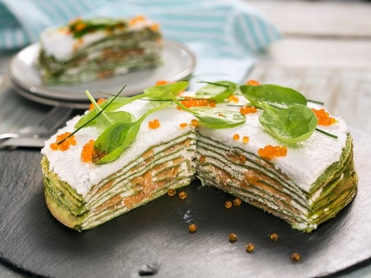 Палачинкова торта със спанак и сьомга