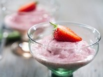 Ледено кисело мляко с ягоди