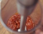 Поширани яйца върху доматен сос с кренвирши 3