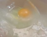 Поширани яйца върху доматен сос с кренвирши 9