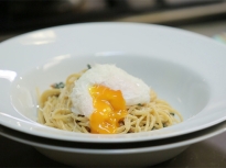 Спагети със спанак и поширано яйце 