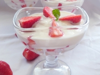 Десерт с ягоди и кисело мляко