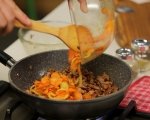 Пикантно агнешко с моркови в уок 7