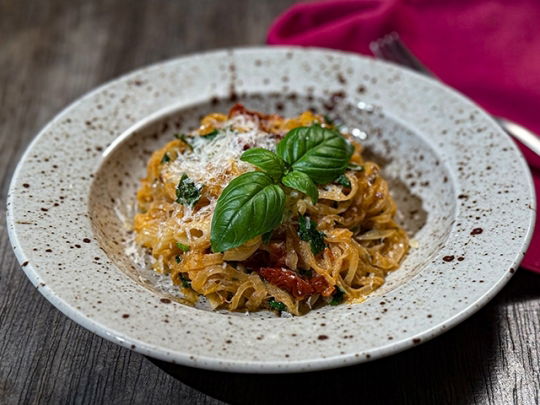 Паста с карамелизиран лук