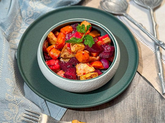 Салата от печени кореноплодни зеленчуци