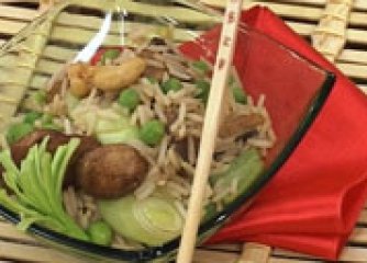 Кантонска оризова салата със зеленчуци