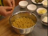 Макаронена салата с маслини и грах