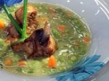 Супа от грах с карамелизирани ребърца