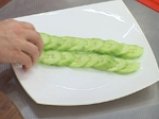 Млечна кисело-сладка салата с краставици