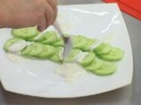 Млечна кисело-сладка салата с краставици 3