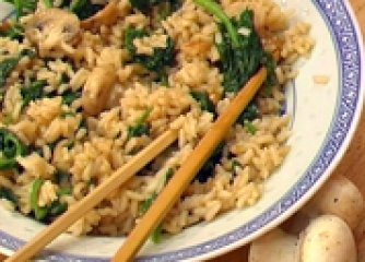 Кантонски пържен ориз със спанак и гъби