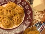 Спагети с песто от червени домати