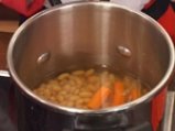 Студена супа със зрял фасул с притурка от шпек и домати